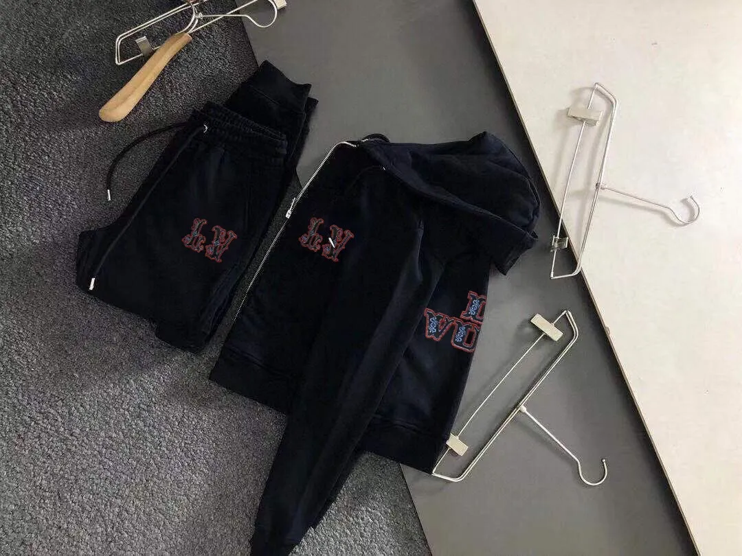 🅿️420 [LV Louis Vuitton] (Fat Man Gospel) hot-selling suit is coming. Focus on the original version of the official website. 2025 new hot-selling cardigan sweater suit. The original order is the best. 🇭🇰The meticulous work of top designers is dedicated to a fitting and perfect upper body effect. All-natural high-quality Roman cotton 100%, close-fitting comfort, noble and elegant! Original hardware embodies elegance and nobility! Counter size: M-5XL (maximum wear up to 220 pounds)